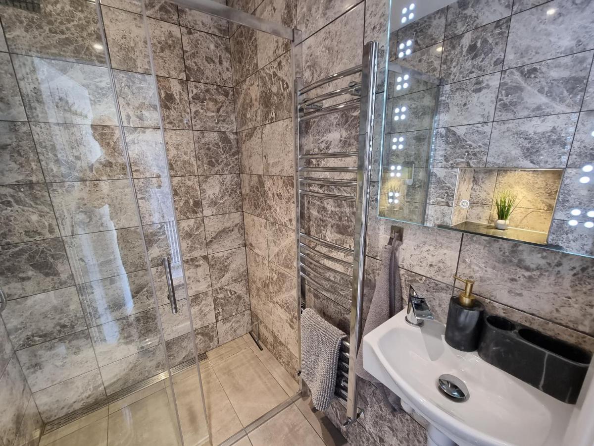 Crown Meadow - 4 Bedroom House - Heathrow - Excellentstays Colnbrook Exteriér fotografie